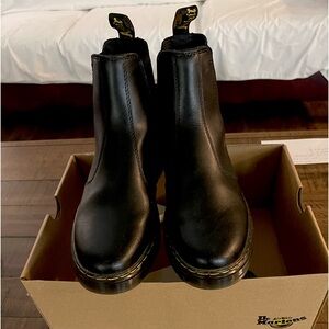 Doc Martens Dorrian Unisex AirWair Chelsea Boots Men’s 7/Ladies 8